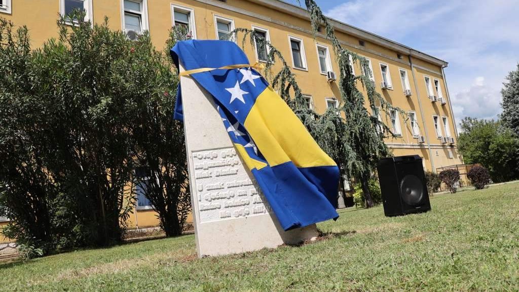 'Dr. Safet Mujić': Otkriven spomenik u znak sjećanja na pripadnike Ratne bolnice ARBiH