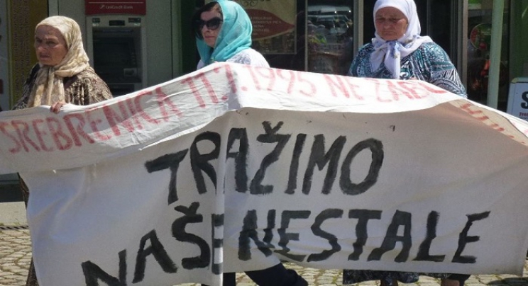 U Tuzli mirni protest u znak sjećanja na genocid u Srebrenici