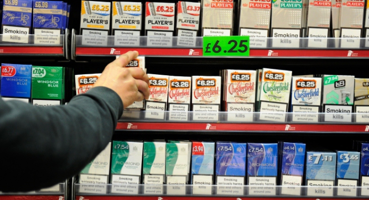 Velika Britanija zabranila držanje cigareta na vidljivim mjestima u svim trgovinama