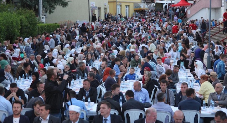 Izgrednici nisu uspjeli pokvariti ramazanski ambijent u Doboju: Iftar otvorenom za više od 1000 postača (FOTO)