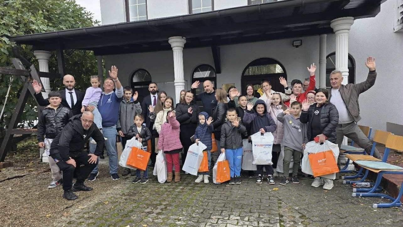 Bosanska Dubica: Zimska obuća i pokloni za 81 dijete iz Dubice i Kostajnice