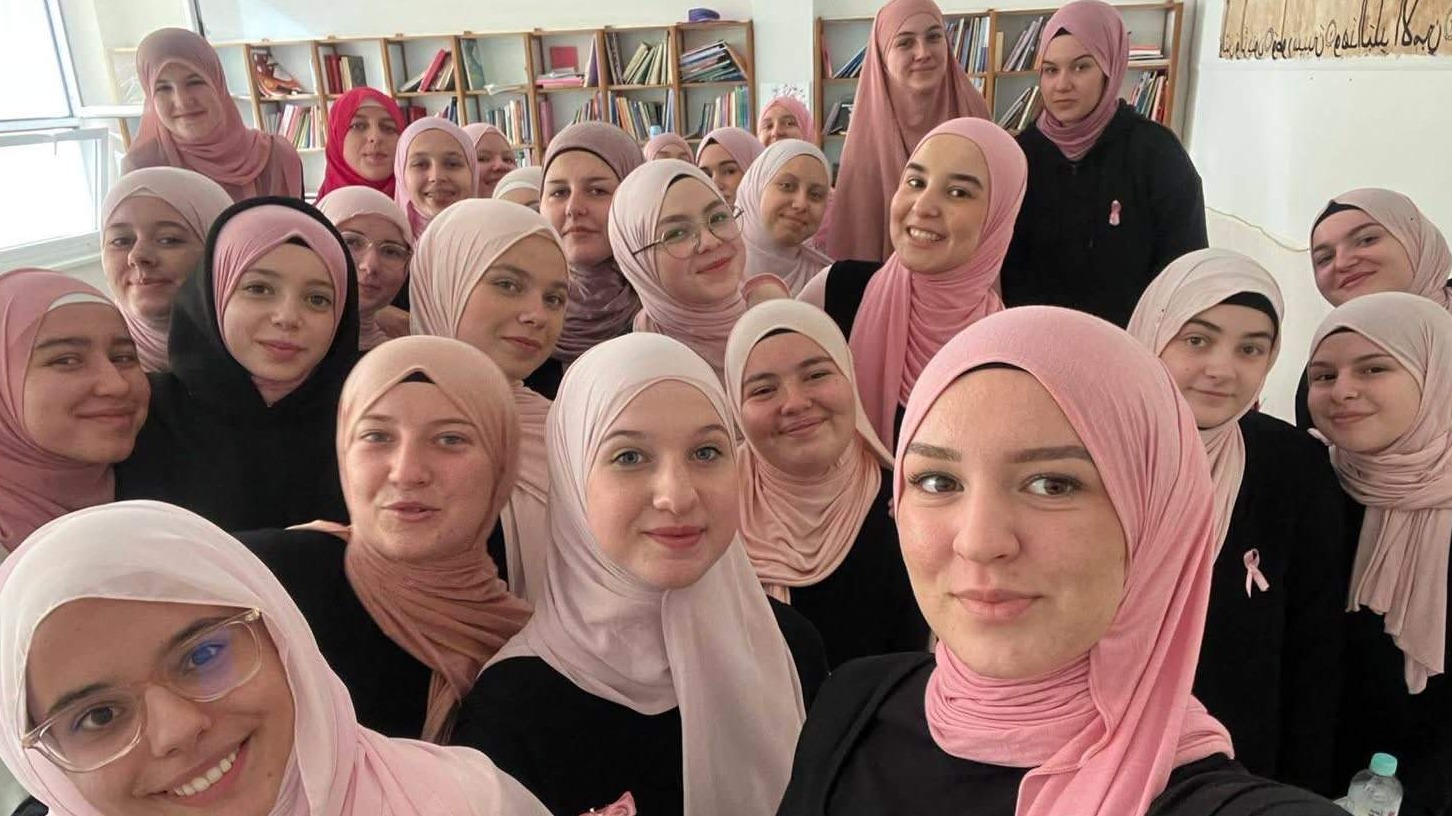 Učenice Behram-begove medrese obilježile mjesec borbe protiv raka dojke