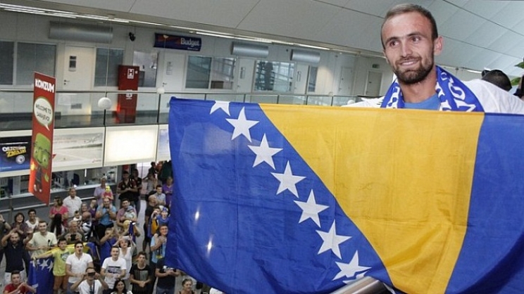 Amel Tuka nosi zastavu BiH na Maracani