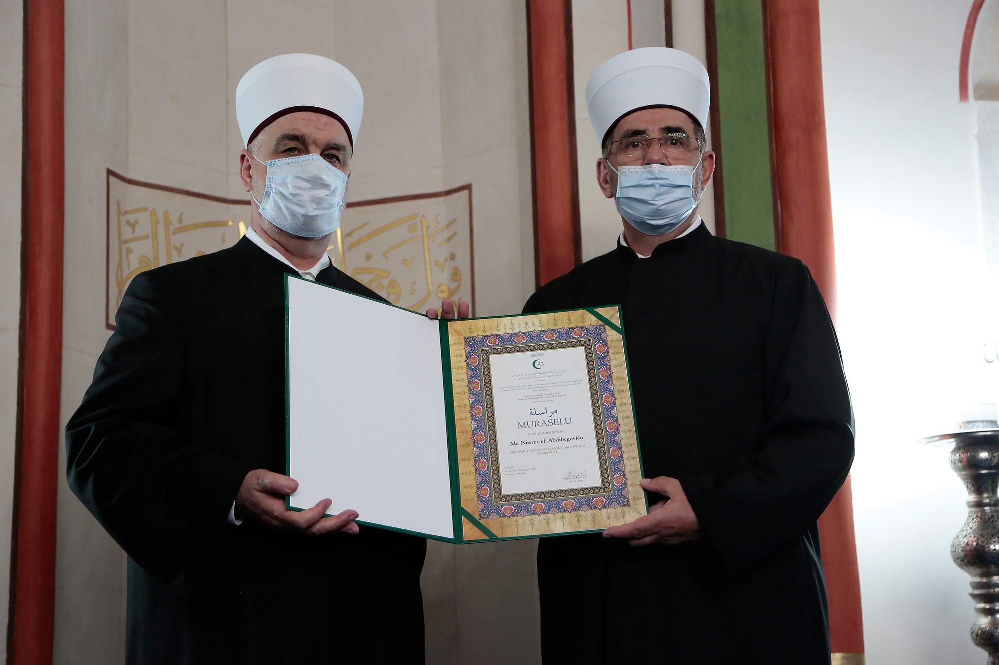 _ETL3997.jpg - Banjaluka: Reisu-l-ulema muftiji banjalučkom Nusret-ef. Abdibegoviću uručio Muraselu