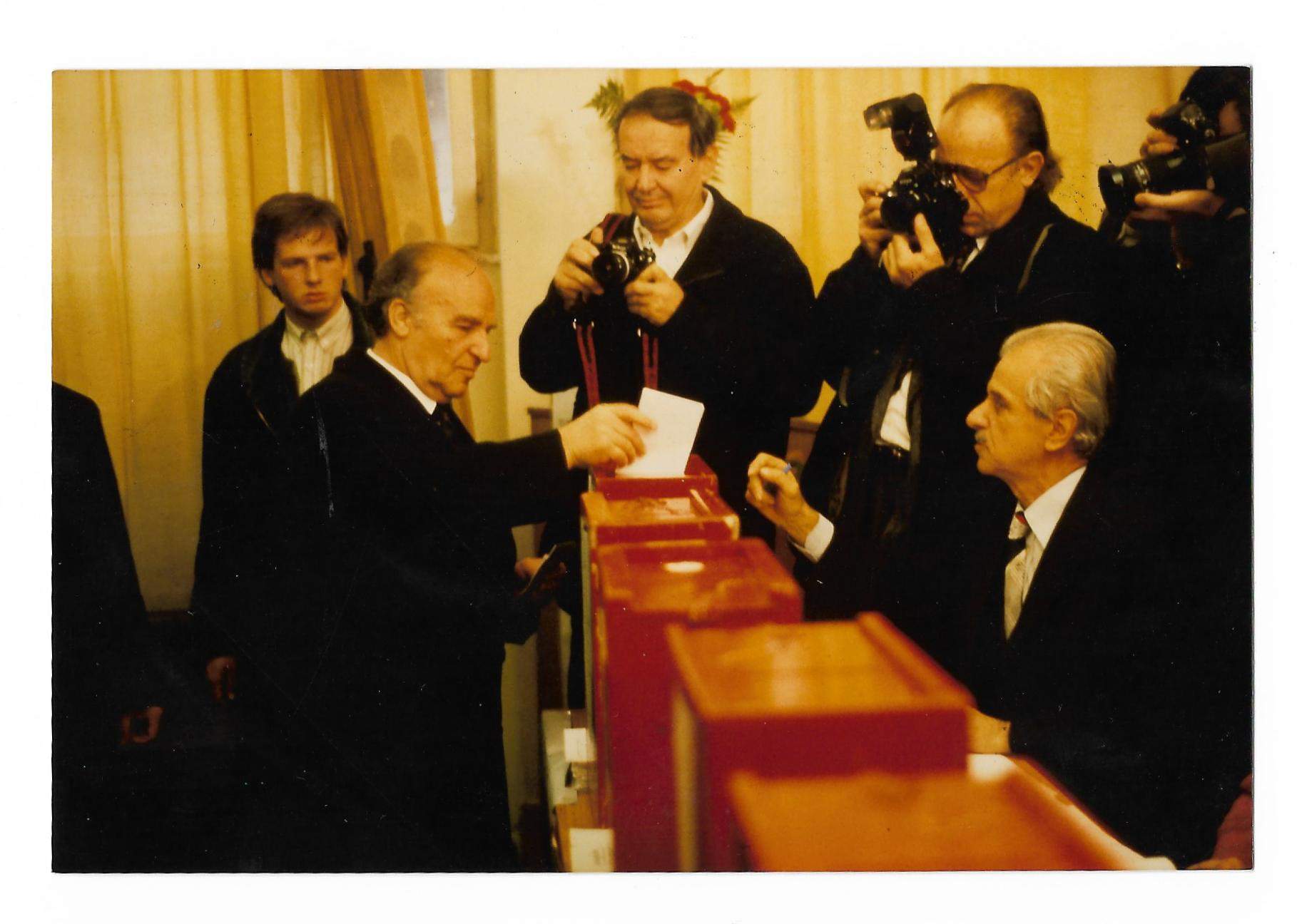 alija izetbegovic na glasanju - 18 11 1990.jpg - Na današnji dan na Ahiret preselio Alija Izetbegović