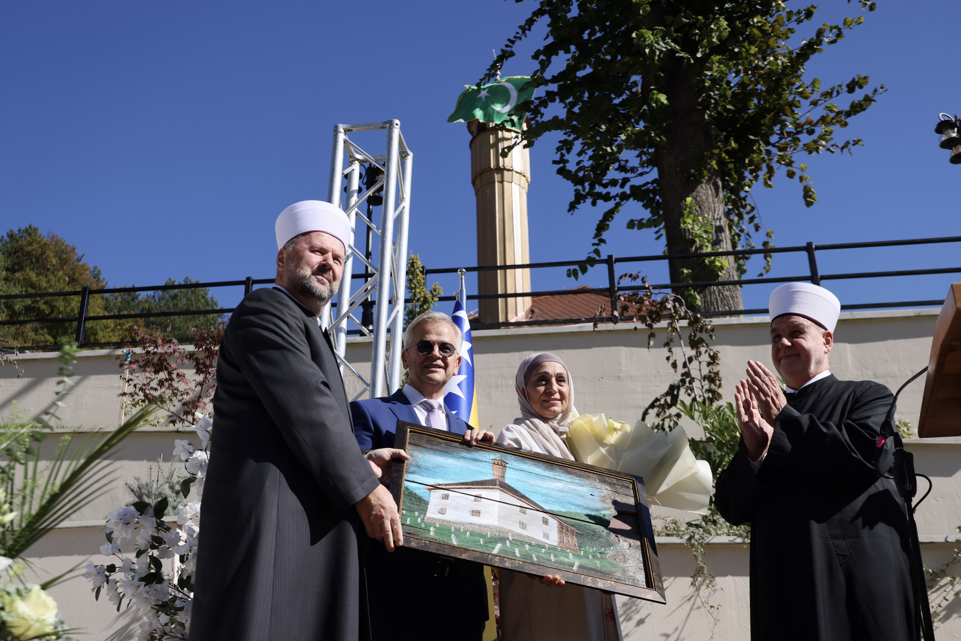 Reisul-ulema sa muftijom zeničkim i glavnim obnoviteljima džamije dr. Suvadom Isakovićem i njegovom suprugom Džemilom 17.10.2026. (Foto: A.Emrić/Preporod.info) Reisul-ulema sa muftijom zeničkim i glavnim obnoviteljima džamije dr. Suvadom Isakovićem i njegovom suprugom Džemilom 17.10.2026. (Foto: A.Emrić/Preporod.info)