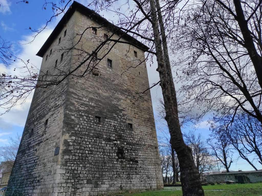 Kapetanova kula: nacionalni spomenik BiH i čuvar grada na Uni ...