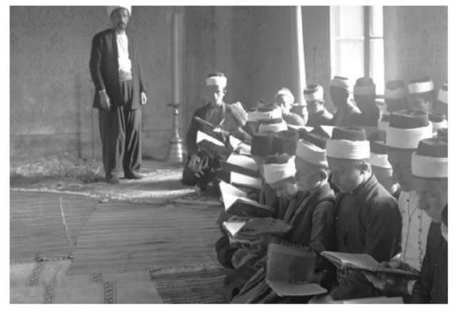 mud.jpg - Muderris i učenici medrese u Cazinu iz 1905. godine