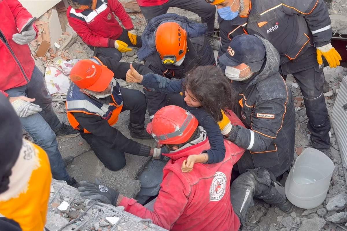Spašavanje.jpg - Blizu 100.000 spasilaca traži preživjele, broj poginulih u Turskoj premašio 7.000