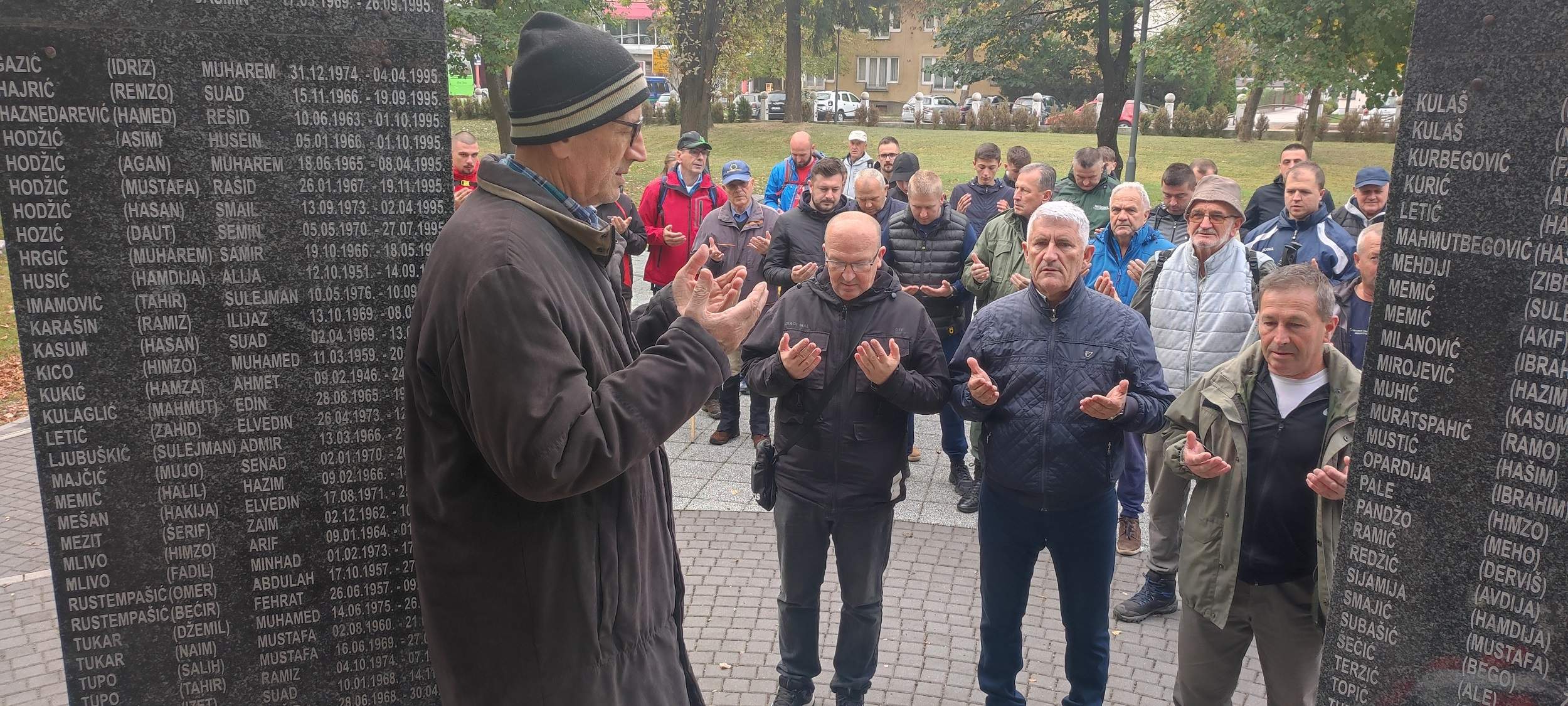 proućena fatiha šehidima ispred Centralnog špehidskogh spomen obilježja.jpg - Organizovan pohod 